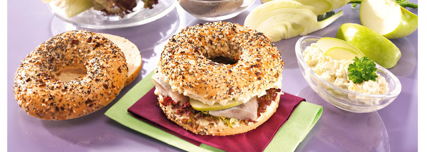 California Bagel mit Matjes, Apfel und Fenchelsaat