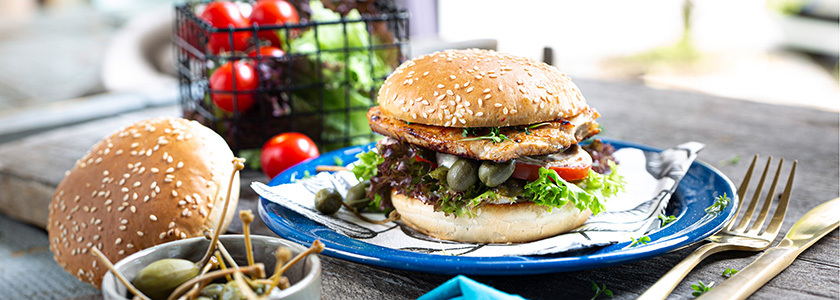 Steak-Burger mit Oliven, Kapern und Salat