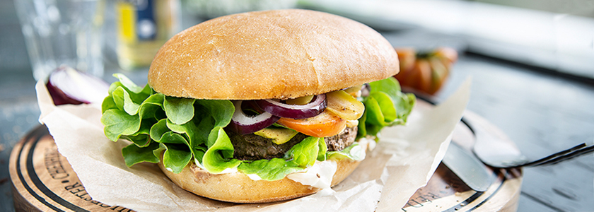 Klassik-Burger mit Rindfleisch, Salat und Essiggurken
