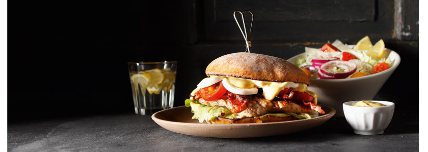 Rusty Burger Club-Sandwich-Style mit Pute, Bacon, Ei und Salat