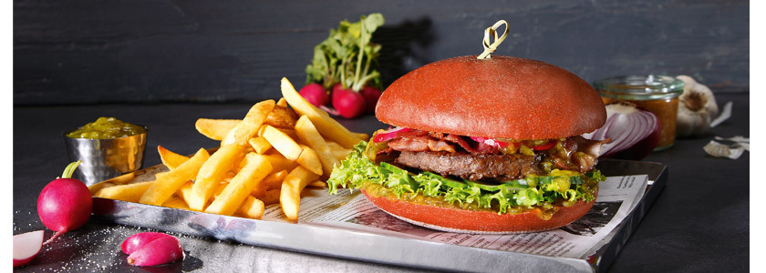 Red Love Burger mit Baconpatty und Gurkenrelish